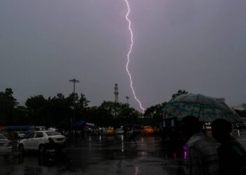 यूपी समेत कई राज्यों में पहुंचने वाला है मानसून, आंधी-तूफान के साथ भारी बारिश का अलर्ट, जानें अपने इलाके के मौसम का हाल
