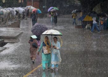 आज का मौसमः दिल्ली से केरल तक बरसेंगे बादल, 60 किमी की रफ्तार से चलेंगी हवाएं; इन राज्यों में ओलावृष्टि का अलर्ट