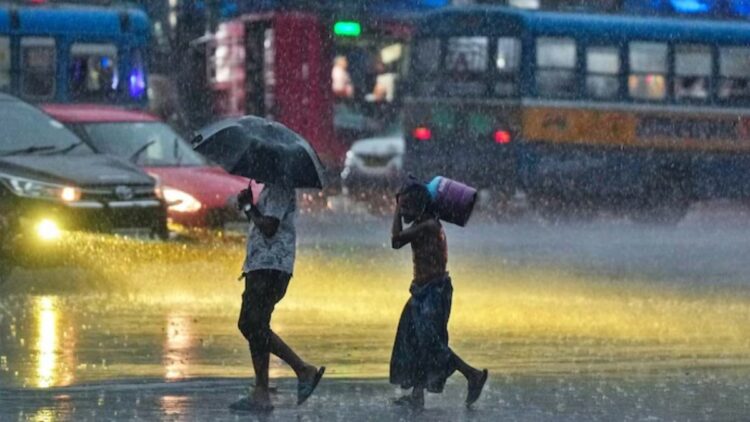 दिल्ली में बारिश की दस्तक, UP-बिहार में भारी बरसात और आंधी, बंगाल में रेड अलर्ट; जानें अन्य राज्यों का वेदर अपडेट