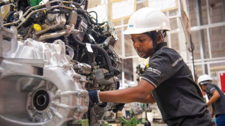 Tata Motors PV के शेयरों में 8.27% की भयावह गिरावट, इस वजह से निवेशकों ने कंपनी ने निकाला पैसा