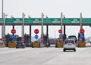 NHAI Toll Tax Rule: हाईवे पर VIP कल्चर खत्म करने की तैयारी! टोल फ्री सफर करने वालों की लिस्ट में सरकार करेगी बड़ा बदलाव