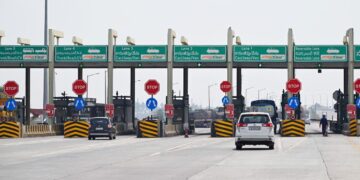 NHAI Toll Tax Rule: हाईवे पर VIP कल्चर खत्म करने की तैयारी! टोल फ्री सफर करने वालों की लिस्ट में सरकार करेगी बड़ा बदलाव