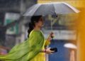 दिल्ली-NCR में तेज हवाओं के साथ शुरू हुई बारिश, लोगों को भीषण गर्मी से मिली राहत
