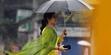 दिल्ली-NCR में तेज हवाओं के साथ शुरू हुई बारिश, लोगों को भीषण गर्मी से मिली राहत