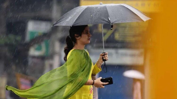 दिल्ली-NCR में तेज हवाओं के साथ शुरू हुई बारिश, लोगों को भीषण गर्मी से मिली राहत