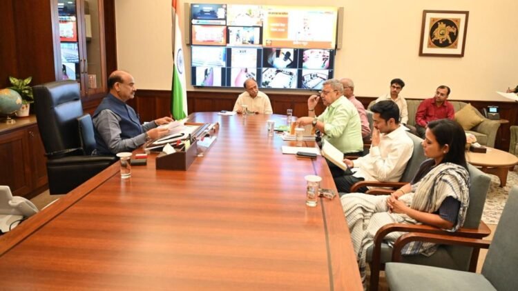 अभिषेक बनर्जी समेत कई TMC नेताओं ने ओम बिरला से की मुलाकात, बागी सांसदों के मर्जर को बताया असंवैधानिक