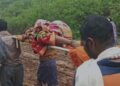 ओडिशा में कच्ची सड़क बनी मुसीबत, प्रसव पीड़ा से तड़पती गर्भवती को 2 किमी स्ट्रेचर पर ले गए ग्रामीण