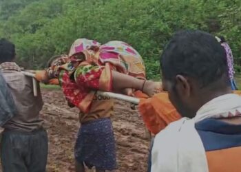 ओडिशा में कच्ची सड़क बनी मुसीबत, प्रसव पीड़ा से तड़पती गर्भवती को 2 किमी स्ट्रेचर पर ले गए ग्रामीण