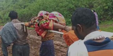 ओडिशा में कच्ची सड़क बनी मुसीबत, प्रसव पीड़ा से तड़पती गर्भवती को 2 किमी स्ट्रेचर पर ले गए ग्रामीण