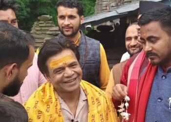 उत्तराखंड के जागेश्वर और डोल आश्रम पहुंचे अभिनेता राजपाल यादव:पारंपरिक भगवा वस्त्र में आए नजर, धाम के धार्मिक महत्व की सराहना की