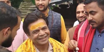 उत्तराखंड के जागेश्वर और डोल आश्रम पहुंचे अभिनेता राजपाल यादव:पारंपरिक भगवा वस्त्र में आए नजर, धाम के धार्मिक महत्व की सराहना की
