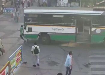 मोबाइल देखते हुए सड़क पार कर रहा था युवक, बस ने कुचला; CCTV में कैद हुई दर्दनाक घटना