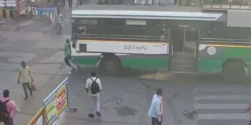 मोबाइल देखते हुए सड़क पार कर रहा था युवक, बस ने कुचला; CCTV में कैद हुई दर्दनाक घटना