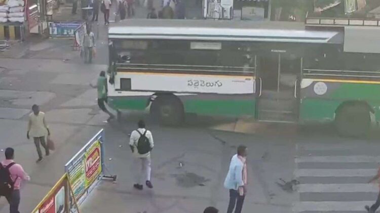मोबाइल देखते हुए सड़क पार कर रहा था युवक, बस ने कुचला; CCTV में कैद हुई दर्दनाक घटना