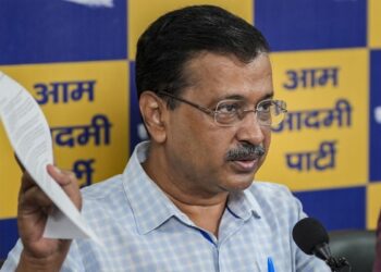 अरविंद केजरीवाल ने ऑटो कंपनियों से पूछा, ‘E-20 पेट्रोल से पुरानी गाड़ियां खराब हुईं तो मुआवजा कौन देगा?’