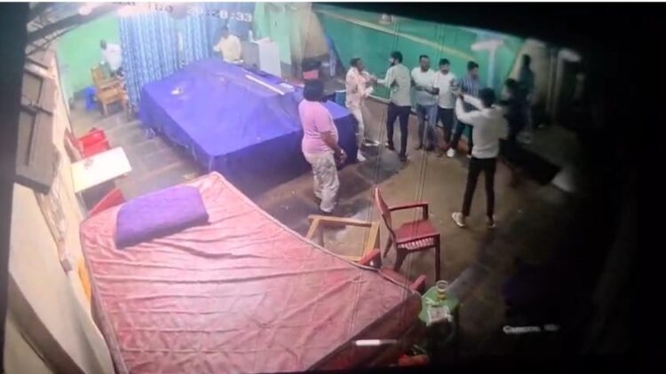 बेलगावी में पुलिस कमिश्नर ऑफिस के पास जिमखाना क्लब में हुई गोलीबारी, हथियारों के साथ बेखौफ घूमते दिखे आरोपी, Video
