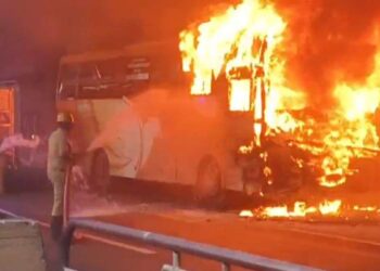 बेंगलुरु में केरल की सरकारी बस में लगी भीषण आग, मेट्रो स्टेशन के नीचे धू-धू कर जली; सामने आया वीडियो