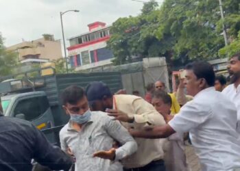 फुटपाथ पर से कब्जा हटाने गए थे अधिकारी, लोगों ने हमला कर दिया, बेंगलुरु से आया चौंकाने वाला Video