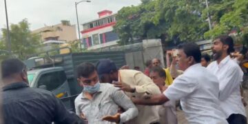 फुटपाथ पर से कब्जा हटाने गए थे अधिकारी, लोगों ने हमला कर दिया, बेंगलुरु से आया चौंकाने वाला Video