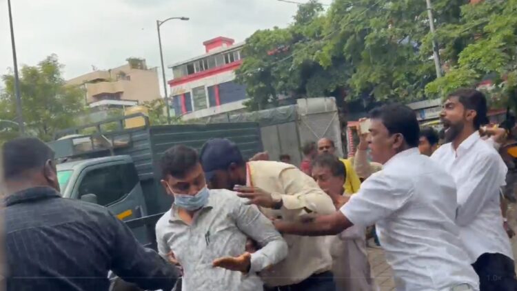 फुटपाथ पर से कब्जा हटाने गए थे अधिकारी, लोगों ने हमला कर दिया, बेंगलुरु से आया चौंकाने वाला Video