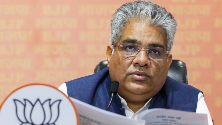 केंद्रीय मंत्री भूपेंद्र यादव के 4 निजी सचिव एक साथ हटाए गए, इनमें से दो की सेवाएं खत्म की गईं, जानें पूरा मामला