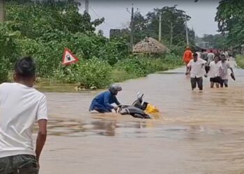 सड़क पार कर रहा था युवक, पलक झपकते ही बाढ़ के पानी में गायब हो गई बाइक; बालासोर का डरावना वीडियो