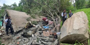 चंबा में आधी रात घर के ऊपर गिरा 10 टन वजनी पत्थर, तहस-नहस हुआ लेंटर, बड़ा हादसा टला