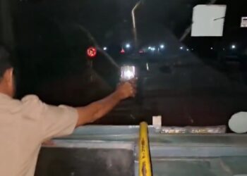 मोबाइल टॉर्च की रोशनी में दौड़ाई सरकारी बस, VIDEO वायरल होने के बाद KKRTC के 3 कर्मचारी सस्पेंड