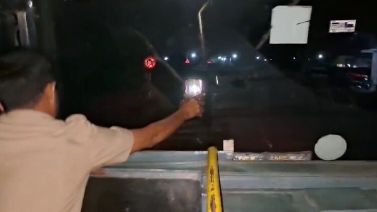 मोबाइल टॉर्च की रोशनी में दौड़ाई सरकारी बस, VIDEO वायरल होने के बाद KKRTC के 3 कर्मचारी सस्पेंड