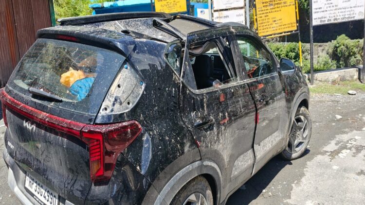 चंबा में चलती कार पर पहाड़ी से गिरा पत्थर, 14 साल की लड़की की मौत; बन्नी माता मंदिर से लौट रहा था परिवार