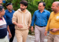 बॉलीवुड एक्टर शाहिद कपूर वीकेंड पर मसूरी में घूमते दिखे:लोगों के साथ फोटो खिंचवाई; बेटी का समर कैंप में एडमिशन कराने आए