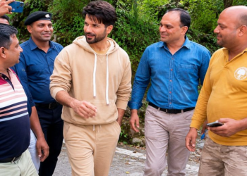 बॉलीवुड एक्टर शाहिद कपूर वीकेंड पर मसूरी में घूमते दिखे:लोगों के साथ फोटो खिंचवाई; बेटी का समर कैंप में एडमिशन कराने आए