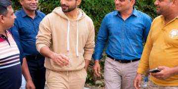 बॉलीवुड एक्टर शाहिद कपूर वीकेंड पर मसूरी में घूमते दिखे:लोगों के साथ फोटो खिंचवाई; बेटी का समर कैंप में एडमिशन कराने आए