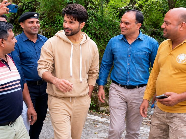 बॉलीवुड एक्टर शाहिद कपूर वीकेंड पर मसूरी में घूमते दिखे:लोगों के साथ फोटो खिंचवाई; बेटी का समर कैंप में एडमिशन कराने आए
