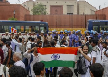 सौरव दास के दावों का दिल्ली पुलिस ने किया खंडन, लड़की पर हमले और 50 लोगों का सिर फूटने की खबर गलत