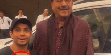शत्रुघ्न सिन्हा ने फोटो खिंचवाते वक्त फैन को टोका:बोले- हाथ नीचे करो, फैन असहज होकर पास से हट गया, पहले भी ऐसा किया था