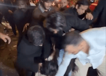 राघव जुयाल की बर्थडे पार्टी में पहुंचे आर्यन खान:सेल्फी लेने के चक्कर में फैन गिरा, शाहरुख के बेटे ने तुरंत बढ़कर की मदद