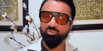 जरीन खान के सपोर्ट में आए एजाज खान:पैपराजी को लगाई फटकार, माफी मांगने को कहा; एक्ट्रेस बोलीं- मेरे साथ भी बुलिंग हुई