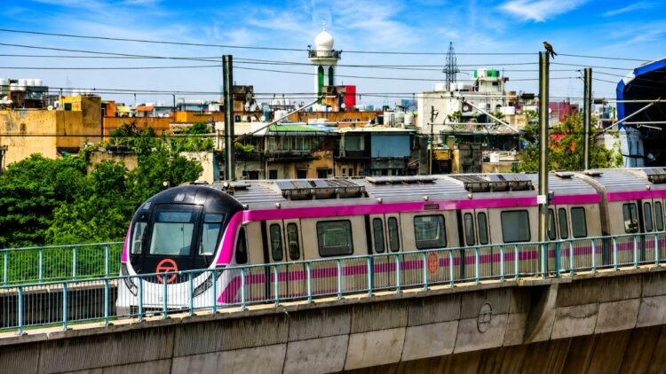 दिल्ली में बन रहा कमाल का डबल-डेकर फ्लाईओवर! ऊपर दौड़ेगी मेट्रो, नीचे फर्राटा भरेंगी गाड़ियां; खत्म होगी जाम की समस्या
