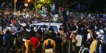 दिल्ली के जंतर-मंतर पर प्रदर्शन जारी, पुलिसवालों पर पथराव, लाठी-डंडे से हमला, यहां देखें Live अपडेट