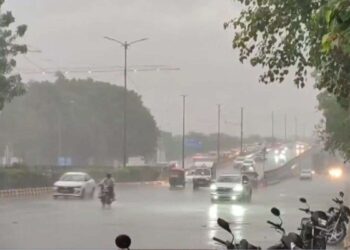 दिल्ली-NCR में मानसून ने दी दस्तक, महाराष्ट्र-यूपी समेत 12 राज्यों में बारिश-आंधी का अलर्ट; मुंबई के कई इलाकों में भरा पानी