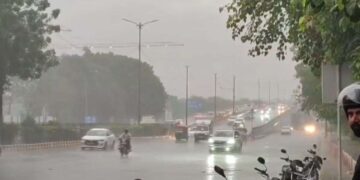 दिल्ली-NCR में मानसून ने दी दस्तक, महाराष्ट्र-यूपी समेत 12 राज्यों में बारिश-आंधी का अलर्ट; मुंबई के कई इलाकों में भरा पानी