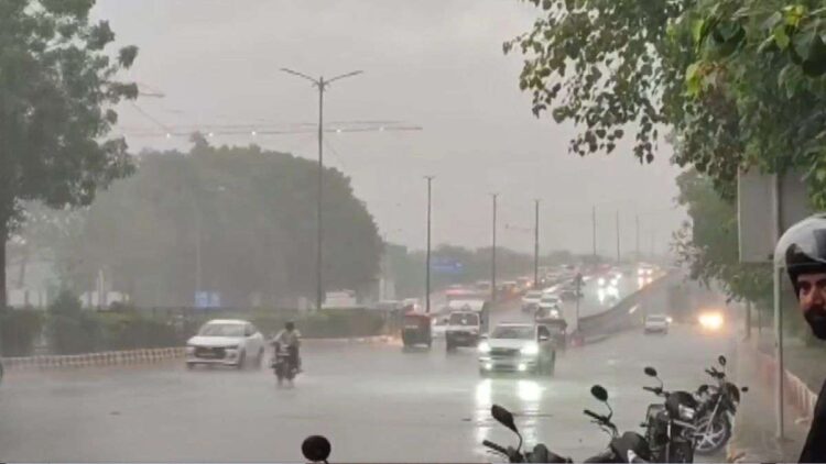 दिल्ली-NCR में मानसून ने दी दस्तक, महाराष्ट्र-यूपी समेत 12 राज्यों में बारिश-आंधी का अलर्ट; मुंबई के कई इलाकों में भरा पानी