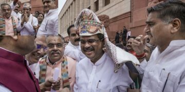 धर्मेंद्र प्रधान इस्तीफा देने के बाद पहली बार संसद पहुंचे, NDA के सांसदों ने किया जोरदार स्वागत, पहनाया पाग