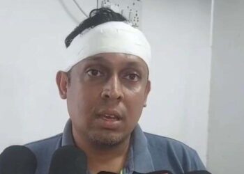 इलाज में देरी होने से नाराज युवक ने ड्यूटी पर तैनात डॉक्टर के सिर पर पटका स्टूल, CCTV में कैद हुई घटना
