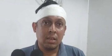 इलाज में देरी होने से नाराज युवक ने ड्यूटी पर तैनात डॉक्टर के सिर पर पटका स्टूल, CCTV में कैद हुई घटना