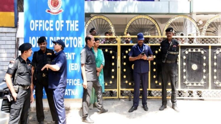 450 करोड़ रुपये के बैंक फ्रॉड केस में ED का बड़ा एक्शन, दिल्ली-यूपी से पंजाब तक 8 जगहों पर की ताबड़तोड़ रेड