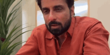 पेरेंट्स डे- सोनू सूद मां-बाप को याद कर भावुक हुए:बोले- आज गले लगा लो, क्या पता कल हों न हों; VIDEO शेयर किया