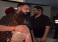सिंगर जैस्मीन सैंडलस का मंगेतर का बैकस्टेज VIDEO सामने आया:शेखर चौधरी को गले लगाकर रोईं, टीम मेंबर्स ने संभाला; गुरुग्राम लाइव कॉन्सर्ट में सबसे इंट्रोड्यूस कराया था