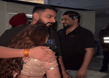 सिंगर जैस्मीन सैंडलस का मंगेतर का बैकस्टेज VIDEO सामने आया:शेखर चौधरी को गले लगाकर रोईं, टीम मेंबर्स ने संभाला; गुरुग्राम लाइव कॉन्सर्ट में सबसे इंट्रोड्यूस कराया था